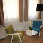 Logavina 8 Garage Parking Hotel