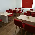 Logavina 8 Garage Parking Hotel