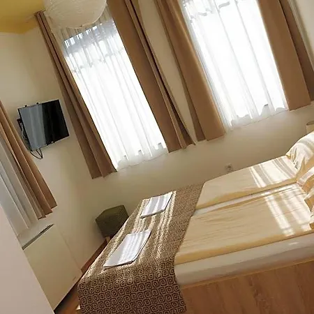 فندق Logavina 8 Garage Parking 3*