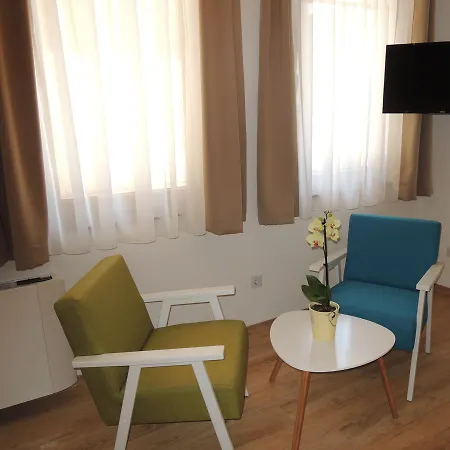 Logavina 8 Garage Parking Hotel