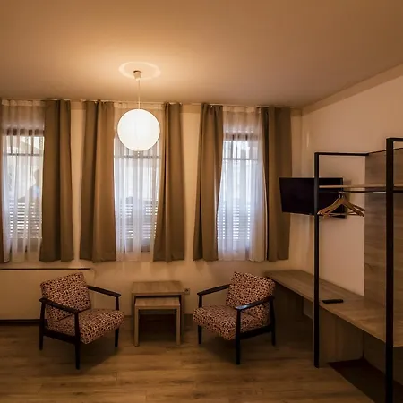 Szálloda Logavina 8 Garage Parking 3*
