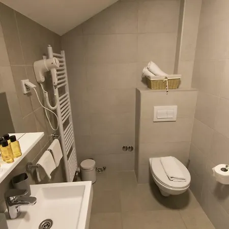 Logavina 8 Garage Parking Hotel 3*